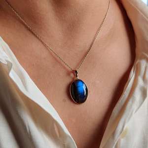 Pendentif en or 14 carats avec labradorite naturelle de forme ovale, 19x14 mm, bijoux en or fins et élégants pour femmes, provenant d'une usine de bijoux en gros - Product Image 6