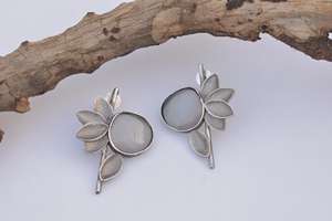 Nouvelles boucles d'oreilles jhumka en argent et en laiton faites à la main par un designer pour filles et femmes - Product Image 2