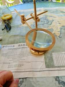 Loupe moderne en laiton écologique sur un support de table - Product Image 2