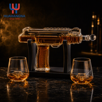 Ensemble de carafe à whisky en verre en forme de pistolet personnalisé OEM de 50 oz avec 2 verres, design créatif, cadeau de luxe, articles de bar pour bar à domicile, restaurant