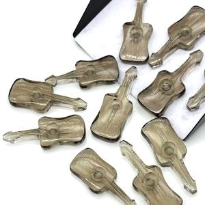 จี้หินควอตซ์สโมคกี้รูปทรงกีตาร์ขนาดเล็กแกะสลักด้วยมือ ขนาด 26 มม. - Product Image 1