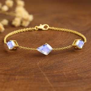 Bracelet tennis trois pierres en pierre de lune, argent sterling plaqué or, pierre précieuse arc-en-ciel, fait main, pierre de naissance de juin - Product Image 1