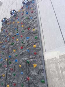 Mur d'escalade artificiel en FRP KNT Creations, structure extérieure robuste pour les écoles, les centres commerciaux, les parcs d'aventure et les parcs de trampolines - Product Image 5