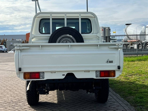 LandCruiser GRJ78 2023, Doble Cabina, Manual, SUV Oscuro, 7 Velocidades, Techo Corredizo, Portaequipajes de Aleación de Aluminio, Motor 4.1-6L - Product Image 6