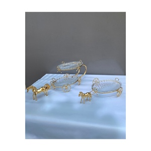 Ensemble de deux plateaux de service élégants en laiton à deux étages avec un cheval et un seul verre - Product Image 1