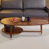 Table basse robuste en bois d'acajou avec de riches tons sombres créant une déclaration audacieuse pour les salons luxueux