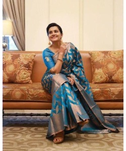 Saree <span class=keywords><strong>party</strong></span> <span class=keywords><strong>wear</strong></span> wedding ultimo designer di design ricamo pesante per feste sari in seta con camicetta firmata da donna che indossa abbigliamento
