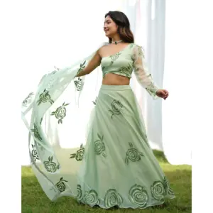 Ensemble Lehenga en organza vert peint à la main pour femmes Raina - Vêtements élégants pour femmes - Product Image 6