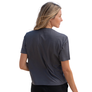 เสื้อยืดคอกลมแขนสั้นสีเทาเข้มสำหรับผู้หญิง ผ้าฝ้ายออร์แกนิคคุณภาพสูง 100% ผ่านการซักล่วงหน้า ได้รับการรับรองมาตรฐาน GOTS เนื้อผ้านุ่ม ระบายอากาศได้ดี - Product Image 6