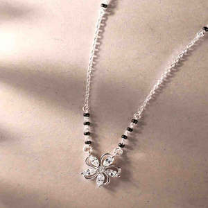 Achetez un Mangalsutra en argent pur avec motif floral, perles de diamant et de perles d'or, un bijou ethnique religieux, un cadeau parfait pour votre femme - Product Image 2