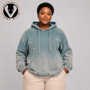 Sudadera con capucha para mujer con efecto desgastado, tela suave, detalles de borde sin rematar y ajuste cómodo para un estilo urbano y casual contemporáneo. - Product Image 1