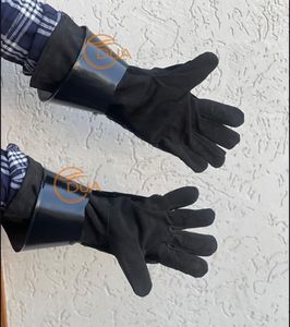 Gants de chevalier médiéval en acier, finition noire avec croix dorée, protection des mains pour costume et exposition - Product Image 4