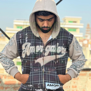 Sweat à capuche imprimé à carreaux et pantalon noir baggy avec fermeture à glissière à la cheville avec patchs graphiques audacieux Survêtements en strass de luxe pour hommes - Product Image 1