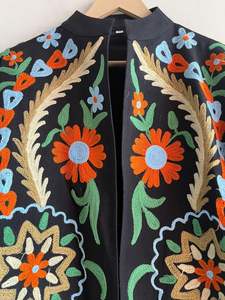 Abrigo medio Suzani hecho a mano para mujer, chaqueta Bohemia bordada de algodón indio, Abrigo acolchado de regalo de amor especial de algodón - Product Image 2