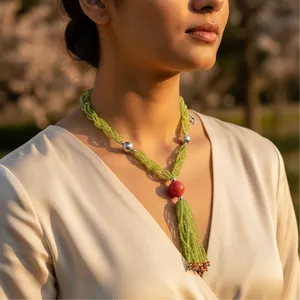 สร้อยคอลูกปัดสีเขียวโบฮีเมียนพร้อมพู่ปะการังสีแดงสำหรับผู้หญิงเครื่องประดับแฟชั่นสีเงิน - Product Image 1