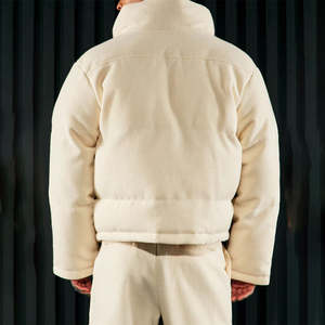 Chaqueta XJYD, Proveedor de Chaquetas Personalizadas de Alta Calidad con Bolsillos Cargo, Tejido Texturizado Wilder, Chaqueta Corta Acolchada Estilo Burbuja Crema para Hombre - Product Image 5