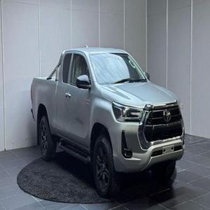 Mitsubishi L200 2.5TD Barbarian (EU V) Cabine 2011 / Toyota Hilux 2.4D-4D Invincible X (150 ch) (EU6dT-E) 3.2t 2019 - Product Image 1