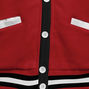 เสื้อสเวตเตอร์ถักคอวีแขนยาวสำหรับนักเรียนลายทางสีแดงและสีดำโลโก้วิทยาลัยแบบกำหนดเอง - Product Image 5