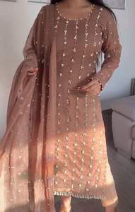 New Designer Party Wear Premium Faux Georgette Thread con Moti Work Top y pantalón con borde de encaje elegante de cuatro lados Dupatta - Product Image 3