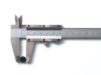 Pied à coulisse vernier de précision disponible en deux versions : acier inoxydable et acier, avec molette de réglage pour un mouvement facile, mâchoires 12,5-15 cm