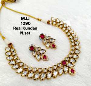 Collier de mariée Kundan d'inspiration vintage haut de gamme avec une finition dorée à la conception multi-pierres pour les bijoux de mariage en vente - Product Image 2