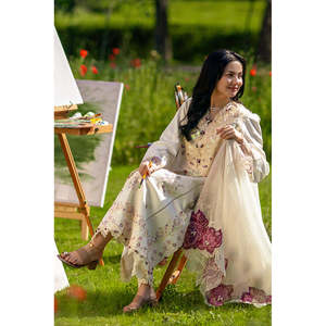 Conjunto Rang Rasiya de 3 Piezas: Camisa de Chifón con Lentejuelas Bordadas, Dupatta de Tela Khaddi con Bordado y Pantalones Bordados-BIC-4883 - Product Image 5