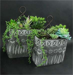 Muestra un par de jardineras de pared de metal gris lavado envejecido con una casa de campo en relieve o estética rústica para la decoración del hogar. 2025 - Product Image 4