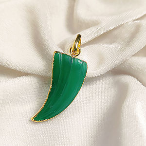 Colgante tallado de cuerno de colmillo de piedras preciosas de ónix verde para mujer, abalorios de cuerno de ónix verde cornalina galvanizada, fabricación de joyas y collares - Product Image 1