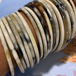 Conjunto de Pulseras de Cuerno de Búfalo Natural, Hechas a Mano, con Diseño Floral Tribal, Ligeras, Delgadas, Moda Sostenible - Product Image 3