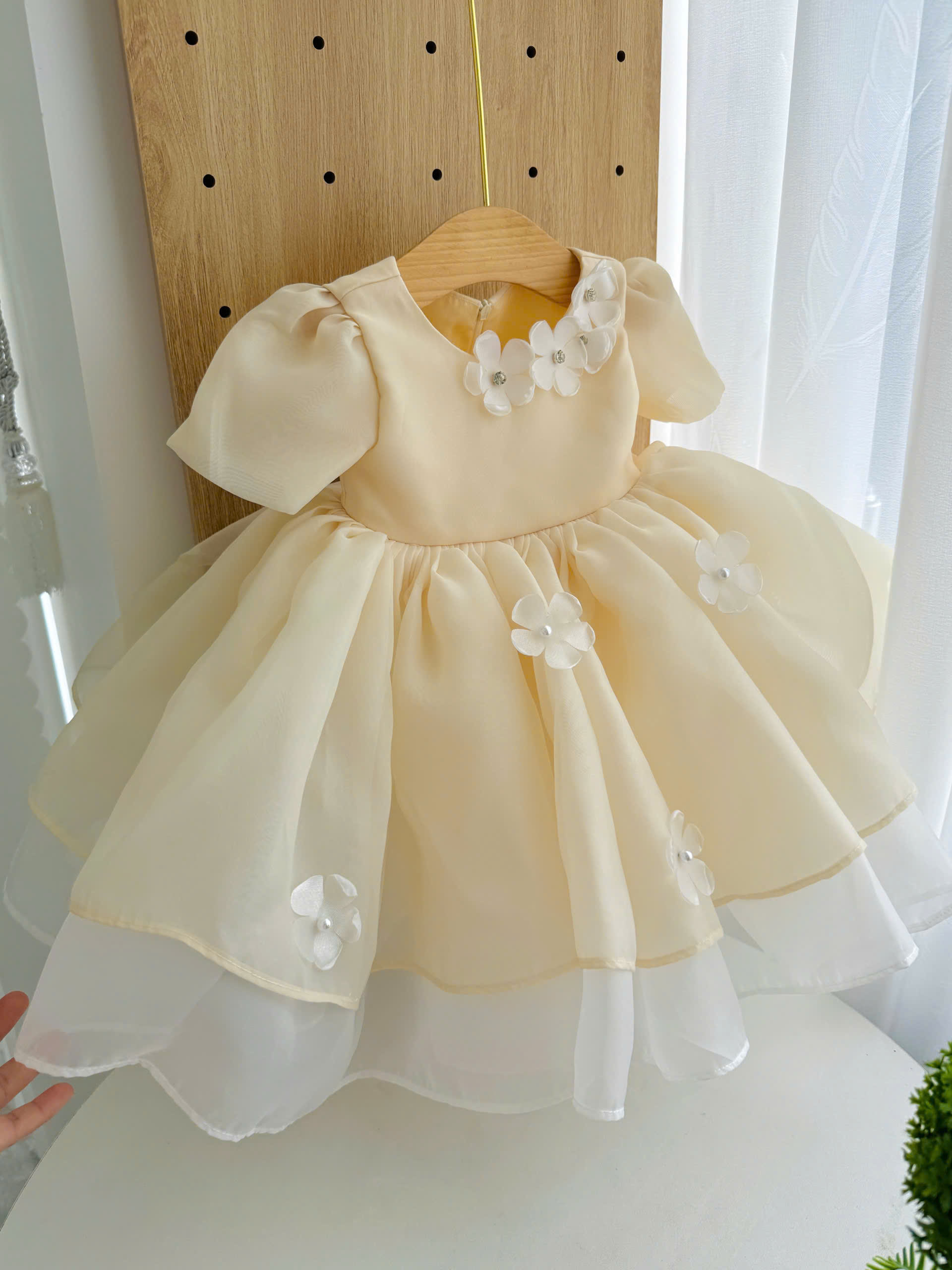 สีเหลืองอ่อน