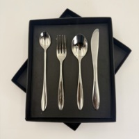 Ensemble de couverts luxueux en acier inoxydable argenté, couteau, fourchette, cuillère avec des poignées élégantes, portabilité parfaite pour les repas