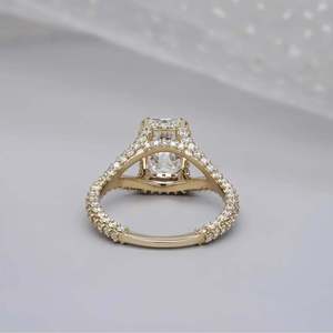 Anillo de compromiso con corte esmeralda de vástago dividido certificado IGI, banda pavé y halo oculto de diamantes - Product Image 4
