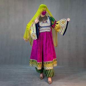 2024/2025 Robes Maxi Kuchi Robes Kuchi en tissu respirant en soie à motifs audacieux - Product Image 2