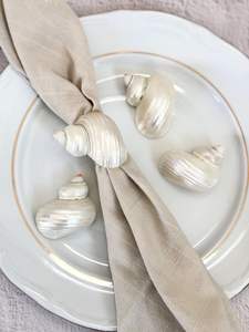 แหวนผ้าเช็ดปากเปลือกหอยที่ทำจากเปลือกหอยขัดเงาสำหรับตกแต่งโต๊ะจัดเลี้ยงและบ้านชายฝั่งทำด้วยมือแบบเวียดนาม - Product Image 5