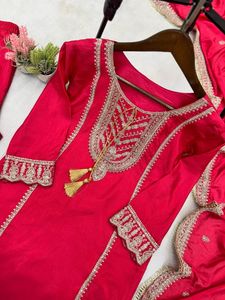 ชุดผ้า Chinonsuit แท้สำหรับผู้หญิงคอลเลคชั่นแฟชั่นงานปักลวดลายพร้อมลายเส้น - Product Image 4