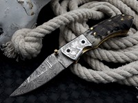 Couteau pliant à lame en acier damassé Design laser fait à la main avec manche en corne et gaine en cuir personnalisable pour EDC et la chasse