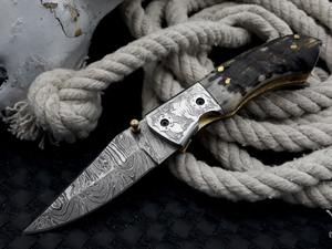 Cuchillo plegable de hoja de acero de Damasco, diseño láser hecho a mano con mango de cuerno y Funda de cuero personalizable para EDC y caza - Product Image 2