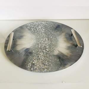 Plato de resina para servir acabado artístico artesanal ideal para fiestas celebraciones o añadir elegancia al interior de tu hogar - Product Image 4