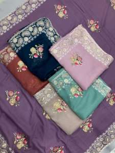 Sari de seda de alta demanda con borde rico de Pallu y Zari Ideal para bodas y ropa festiva Exportado a todo el mundo desde la India - Product Image 4