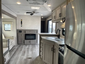 Autocaravana Usada en Tendencia 2024 Coachmen Catalina Destination Series 40BHTS, Remolque de Viaje - Product Image 3
