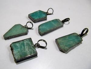 Colgante de rebanada de amazonita natural, abalorio de conector de forma libre con borde galvanizado negro, bucle único de 1 pulgada - Product Image 3