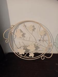 Base para Pastel Decorativa de Metal Blanco con Diseño de Hojas y Tapa de Cristal, Exhibición Elegante, Perfecta para Pasteles, Cupcakes, Repostería y Eventos - Product Image 2