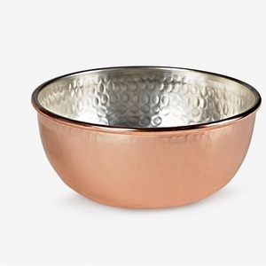 Bol de service à salade et fruits en métal de style minimaliste fait à la main de concepteur moderne fini en émail rouge pour les fêtes - Product Image 4