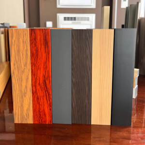 <span class=keywords><strong>Bardage</strong></span> de latte en aluminium à grain de bois architectural, revêtement extérieur de façade en métal d'aspect bois avec tubes carrés décoratifs - Product Image 4