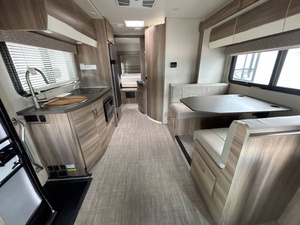 Camping-car de luxe Mercedes-Benz gris pour 4 à 6 personnes, structure en aluminium, lit, salle de bain, espace repas, camping, climatisation - Product Image 3