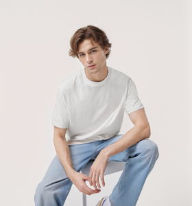 220GSM Camiseta lisa de algodón peinado de manga corta lisa con diseño en blanco y logotipo personalizado para hombre Camiseta de cuello redondo para hombre - Product Image 2