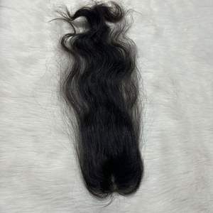 Topper de cheveux ondulés 1,5 x 5 en dentelle premium, 100 % cheveux humains bruts, sans poux, avec raie naturelle - Product Image 5