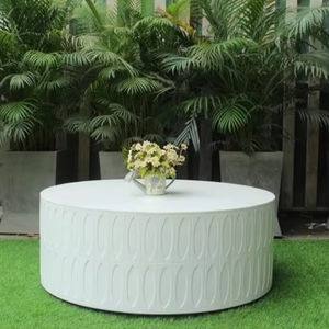 Mesa de centro redonda moderna de hormigón, fácil de limpiar y resistente al agua para uso en interiores y exteriores - Product Image 1