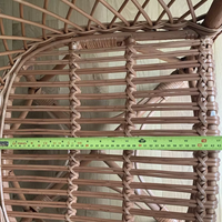 Chaise en rotin pour bébés est fait, armoires de rangement et paniers fabriqués à partir de naturel, créant un espace chaleureux et sûr.