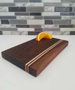 Petite planche à découper carrée en noyer durable et durable au lave-vaisselle pour la cuisine et le bar - Product Image 3